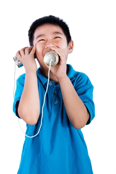 Teneke kutu telefon ile oynarken Asyalı Çinli çocuk — Stok fotoğraf