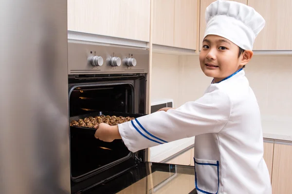 Азіатський китайського хлопчика в білий шеф-кухар рівномірний випічки печива — стокове фото