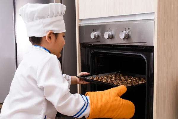 Asiático chino chico en blanco chef uniforme hornear cookies — Foto de Stock