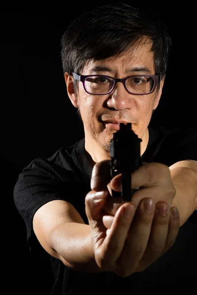 Asiatisk kinesisk Man håller en pistol — Stockfoto