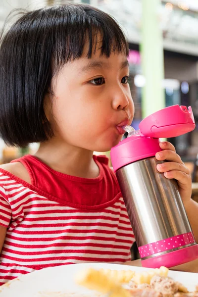 Asiatiska liten kinesisk flicka dricksvatten från rostfritt stål Bo — Stockfoto