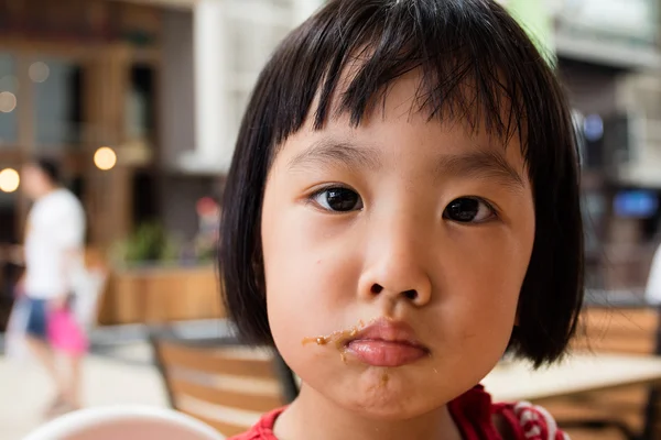Asiatique petite chinois fille faire un mess avec nourriture — Photo