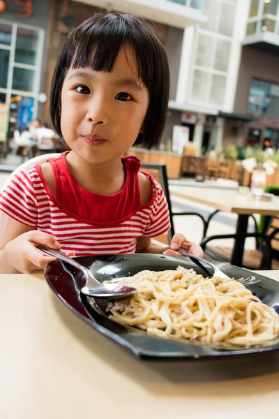 Asiatiska lilla kinesiska flickan äta spaghetti — Stockfoto