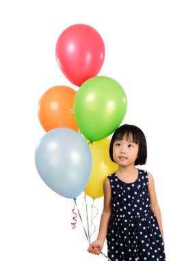 Asyalı küçük Çinli kız renkli balonlar Holding