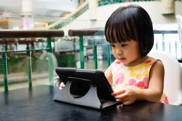 Asiático poco china chica buscando en digital tableta — Foto de Stock