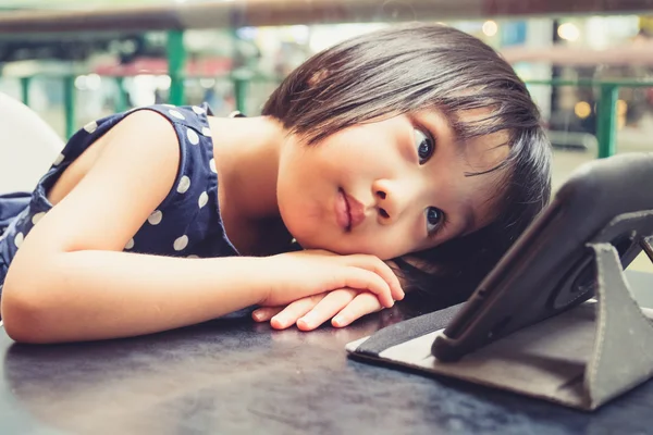 Asiatique petite fille chinoise regardant tablette numérique — Photo