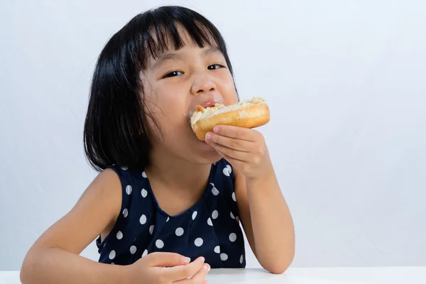 Asiática poco china chica comer donuts —  Fotos de Stock