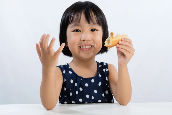 Asiatique petite chinois fille manger beignets — Photo