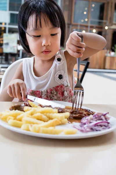 Asiático poco china chica comer occidental comida —  Fotos de Stock