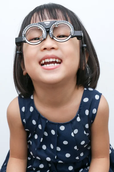 Asiática poco china chica haciendo ojos examen — Foto de Stock