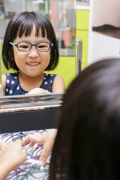 Asijské holčička čínské výběr brýlí — Stock fotografie