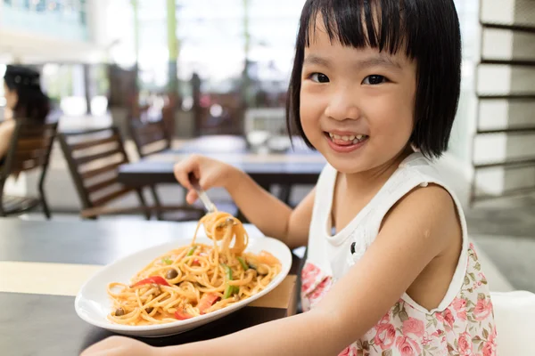 Asiatiska lilla kinesiska flickan äta spaghetti — Stockfoto