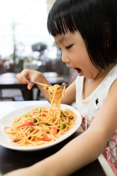 Asiatiska lilla kinesiska flickan äta spaghetti — Stockfoto