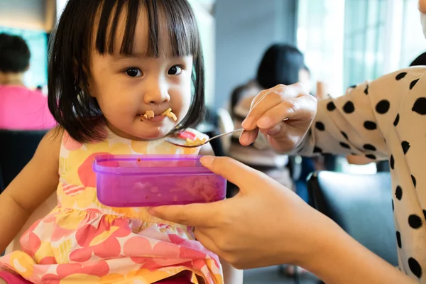 Asiatisk mamma mata ungen dotter mat — Stockfoto