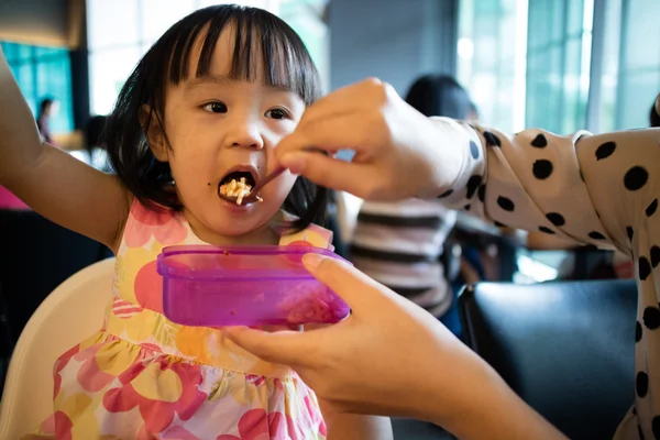 Asiatique mère nourrir enfant fille nourriture — Photo