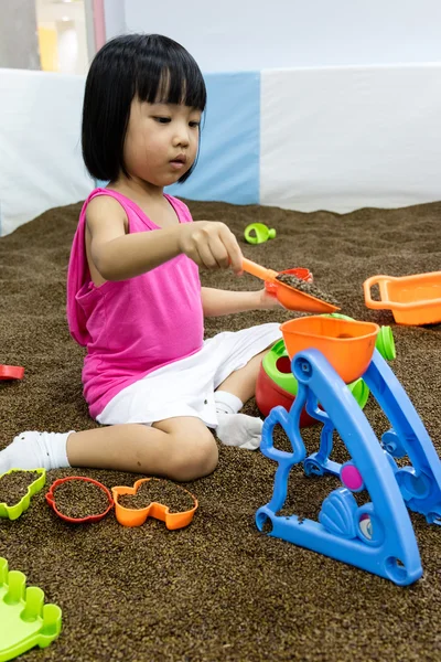 Asiatique chinois petite fille jouer avec sable — Photo