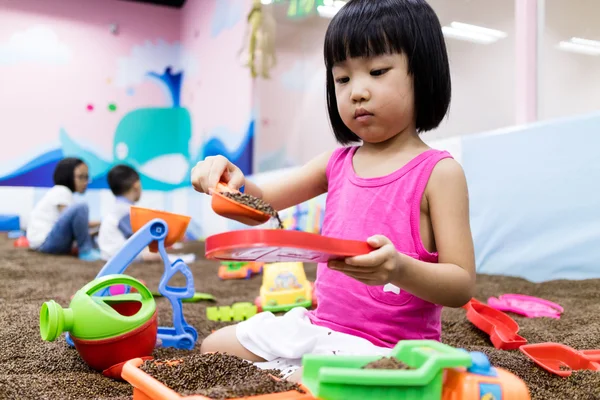 Asiatiska kinesiska liten flicka spelar med Sand — Stockfoto