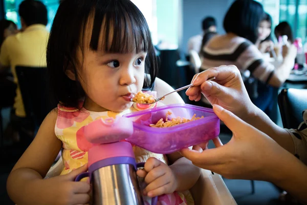 Asiatique mère nourrir enfant fille nourriture — Photo