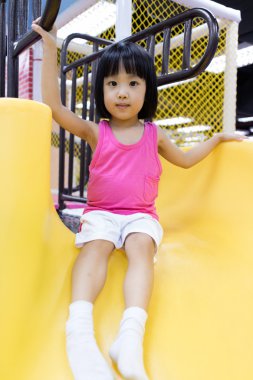 Asyalı Çinli küçük kız slayt üzerinde oynama