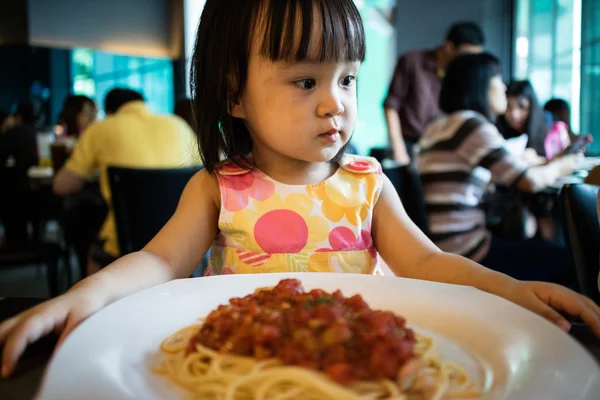 Asiatiska liten kinesisk flicka väntar på att äta Spaghetti — Stockfoto