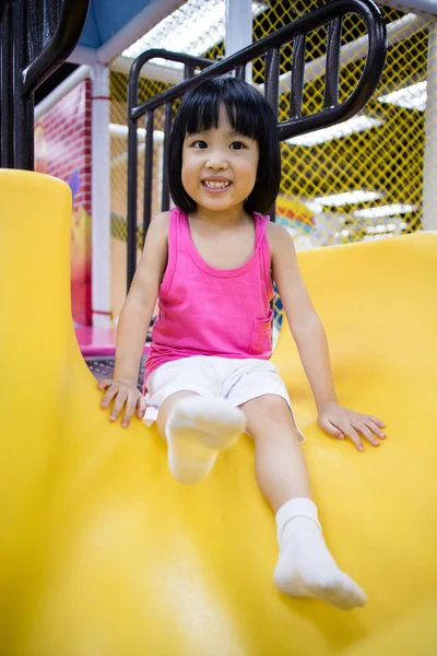 Asyalı Çinli küçük kız slayt üzerinde oynama — Stok fotoğraf