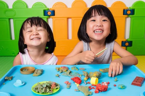 Asiatiska små kinesiska flickor leker med färgglada lera — Stockfoto