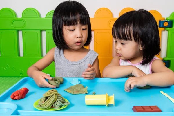 Asiática poco chino niñas jugando con colorido arcilla —  Fotos de Stock