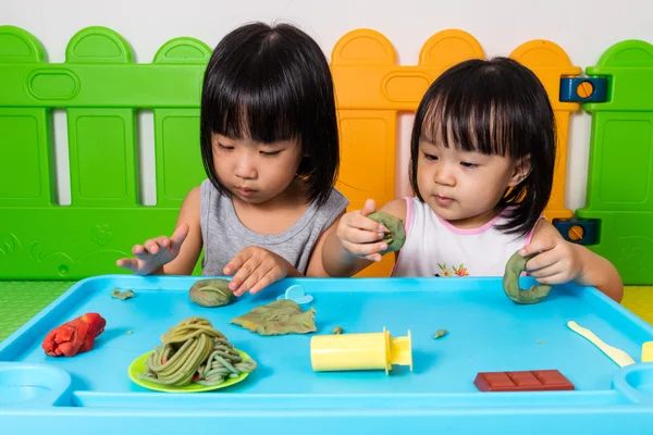 Asiática poco chino niñas jugando con colorido arcilla — Foto de Stock