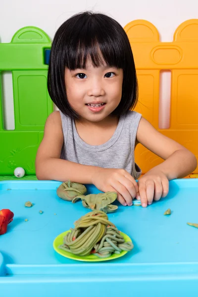 Asiatiska liten kinesisk flicka leker med färgglada lera — Stockfoto