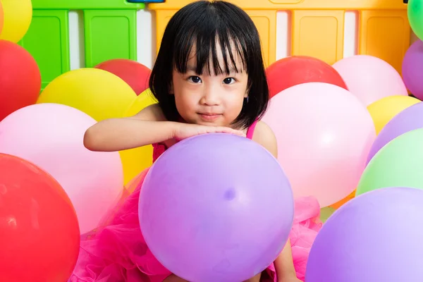 Asiático poco china chica jugando con colorido globos — Foto de Stock