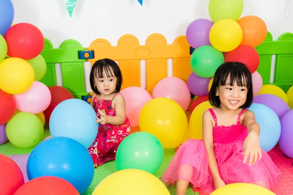 Asiático meninas chinesas brincando com balões coloridos — Fotografia de Stock