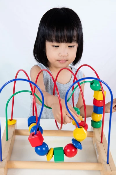 Asyalı küçük Çinli kız renkli eğitici oyuncak oyun