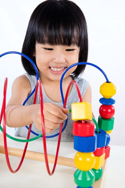 Asiatiska liten kinesisk flicka spela färgglada pedagogiska leksak — Stockfoto