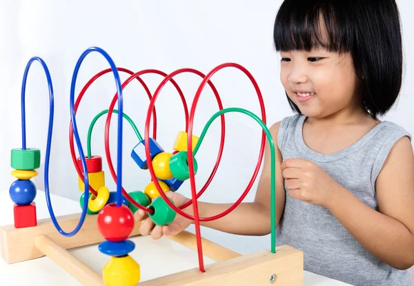 Asiatiska liten kinesisk flicka spela färgglada pedagogiska leksak — Stockfoto