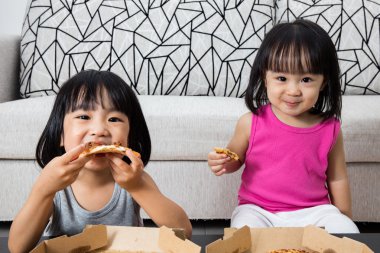 Asyalı küçük Çinli kızlar pizza yemek