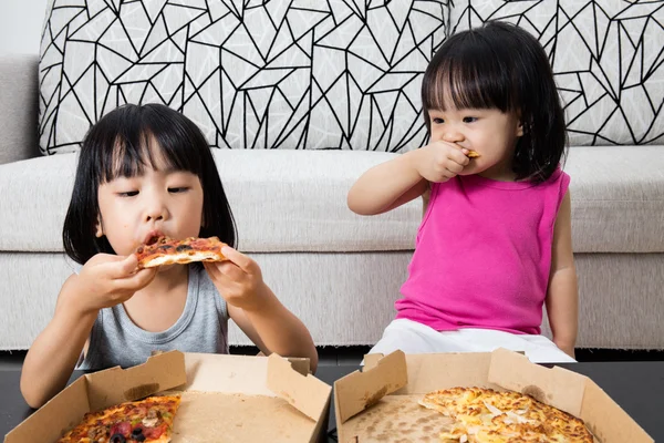 Asiática poco chino niñas comer pizza —  Fotos de Stock