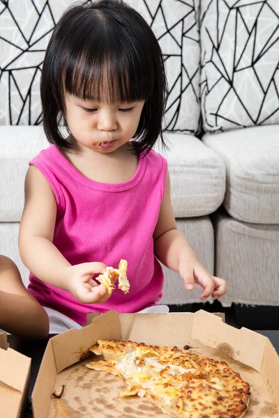 Asiática poco china chica comiendo pizza —  Fotos de Stock