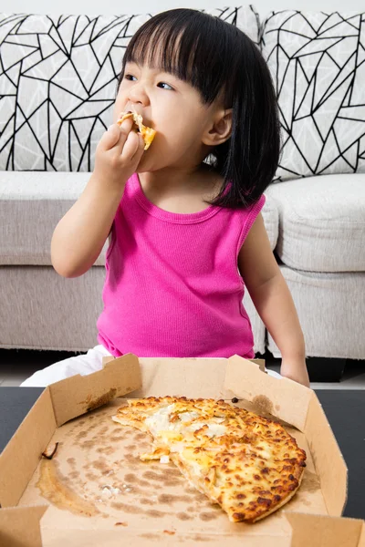 アジアの中国の女の子がピザを食べて — ストック写真