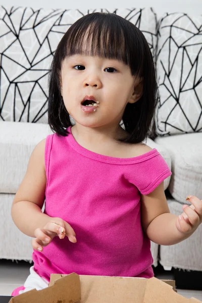Asiática poco china chica comiendo pizza — Foto de Stock