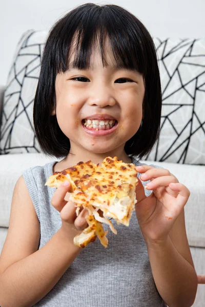 Asiática poco china chica comiendo pizza —  Fotos de Stock