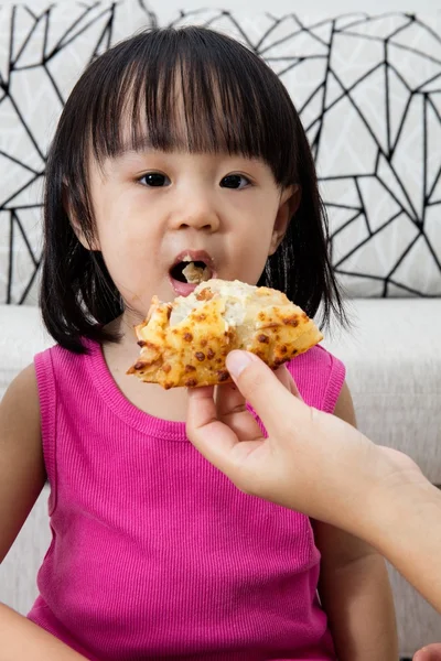 Asiatiska lilla kinesiska flickan äta Pizza — Stockfoto