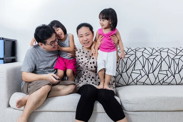 Portret van gelukkig Aziatische Chinese familie zittend op de Bank — Stockfoto