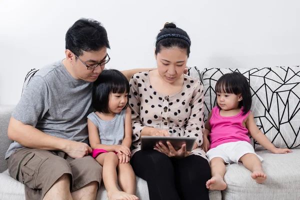 Gelukkig Aziatische Chinese familie samenspelen met digitale Tablet — Stockfoto