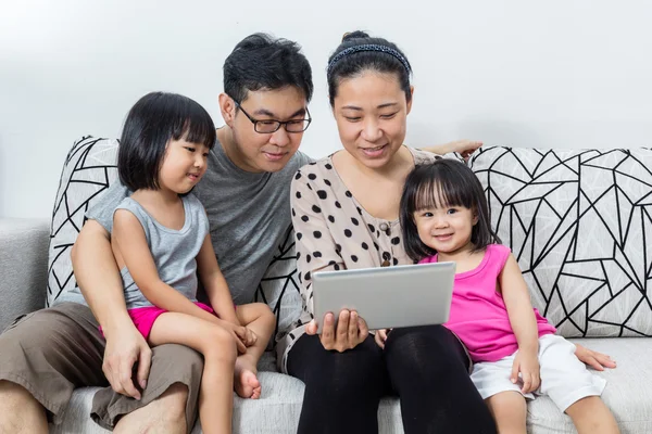 Gelukkig Aziatische Chinese familie samenspelen met digitale Tablet — Stockfoto