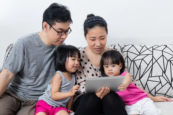 Gelukkig Aziatische Chinese familie samenspelen met digitale Tablet — Stockfoto