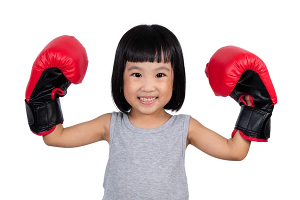 Niña china usando guante de boxeo — Foto de Stock