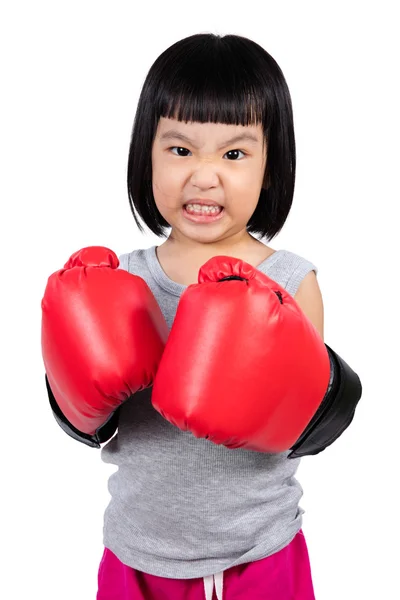 Asiatische kleine chinesische Mädchen tragen Boxhandschuh mit heftigen expre — Stockfoto