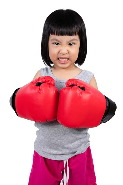 Asiático poco china chica usando boxeo guante con feroz expre — Foto de Stock