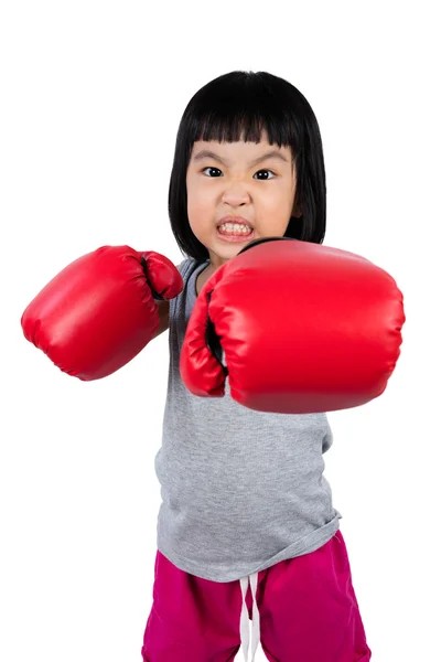 Asiatische kleine chinesische Mädchen tragen Boxhandschuh mit heftigen expre — Stockfoto