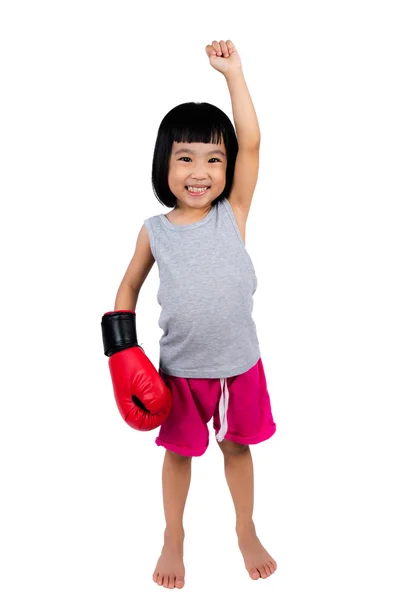 Asiatische kleine chinesische Mädchen tragen Boxhandschuh — Stockfoto